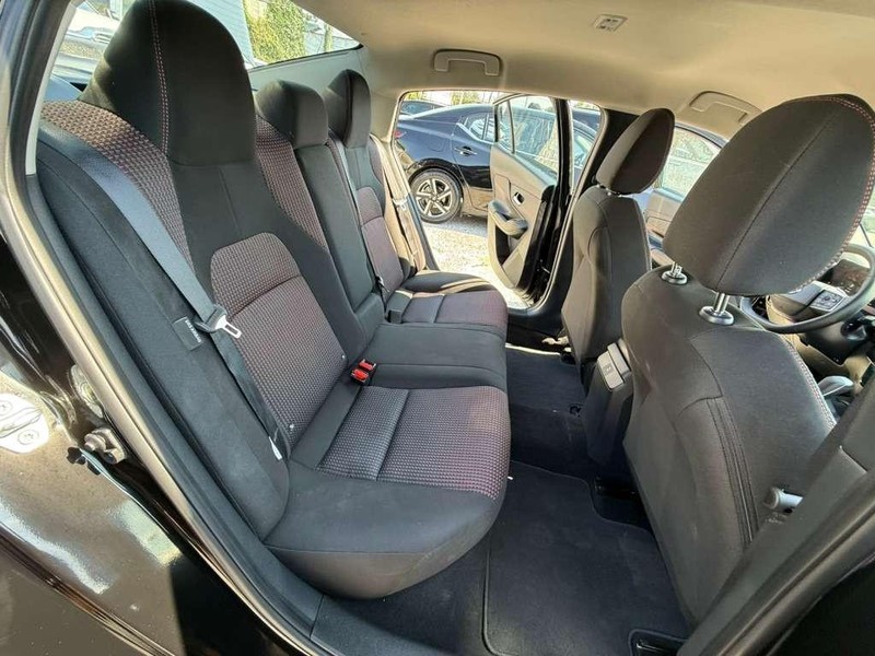 Nissan Sentra Vehicle Full-screen Gallery Image 21