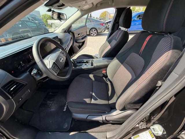 Nissan Sentra Vehicle Full-screen Gallery Image 4