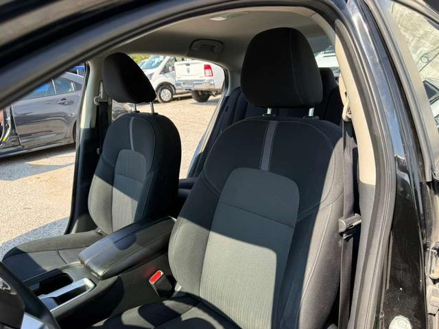 Nissan Sentra Vehicle Full-screen Gallery Image 24