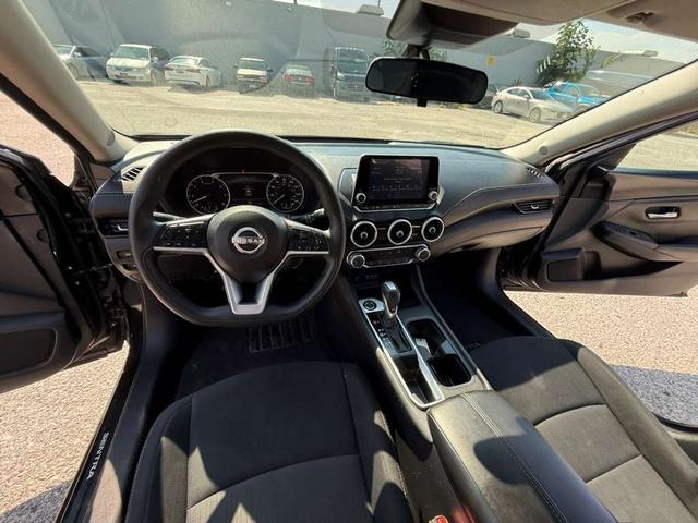 Nissan Sentra Vehicle Full-screen Gallery Image 26