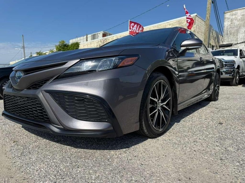 Toyota Camry Vehicle Full-screen Gallery Image 3