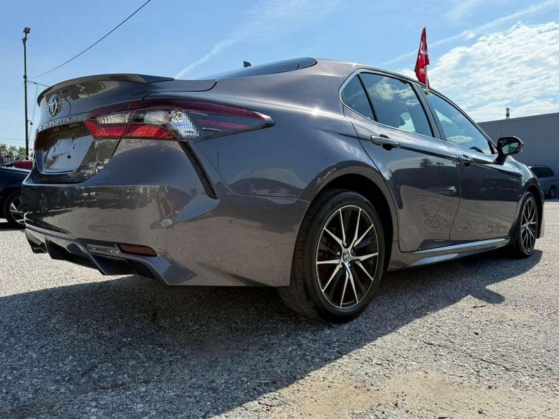 Toyota Camry Vehicle Full-screen Gallery Image 8