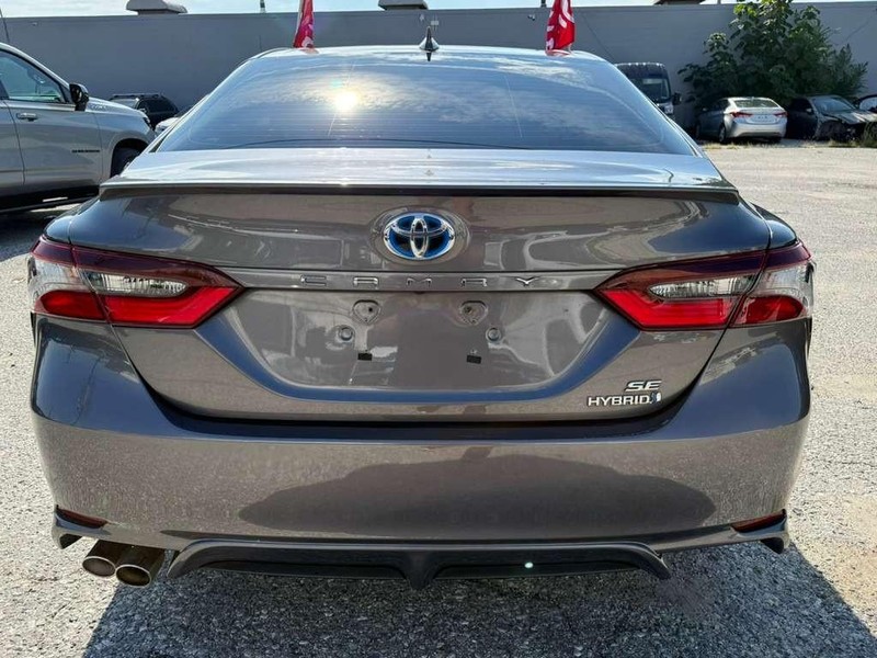 Toyota Camry Vehicle Full-screen Gallery Image 9