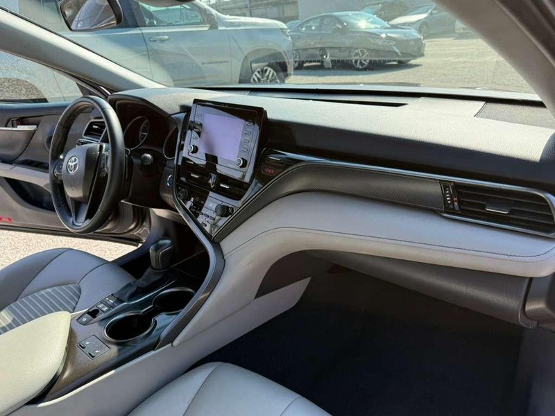 Toyota Camry Vehicle Full-screen Gallery Image 12