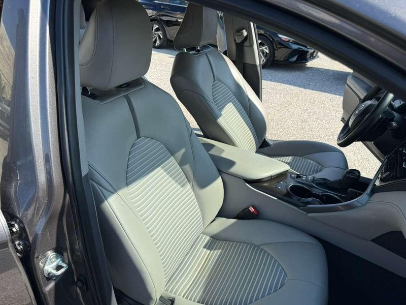 Toyota Camry Vehicle Full-screen Gallery Image 13