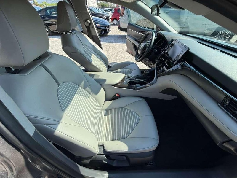 Toyota Camry Vehicle Full-screen Gallery Image 14