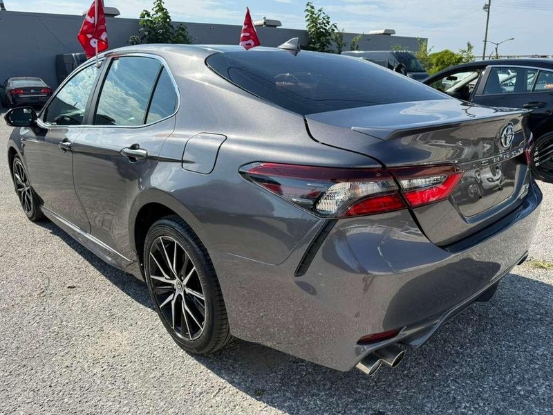 Toyota Camry Vehicle Full-screen Gallery Image 17