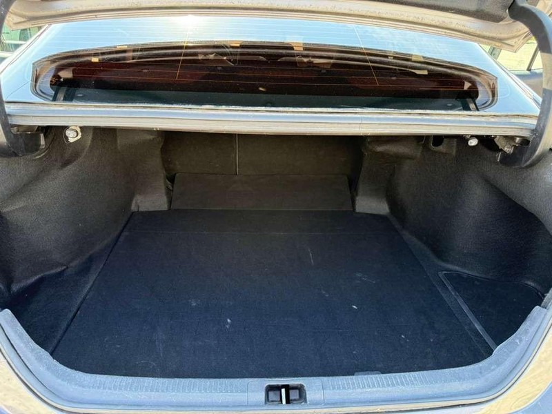 Toyota Camry Vehicle Full-screen Gallery Image 19