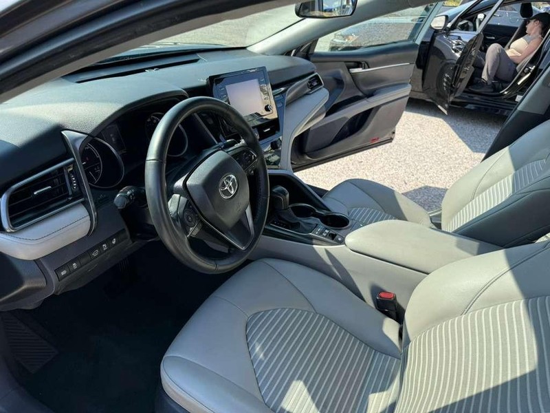 Toyota Camry Vehicle Full-screen Gallery Image 22