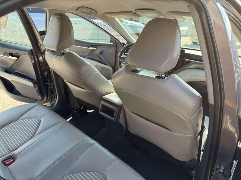 Toyota Camry Vehicle Full-screen Gallery Image 23