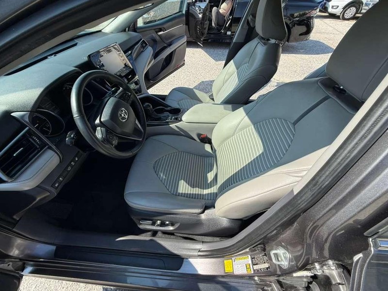 Toyota Camry Vehicle Full-screen Gallery Image 24