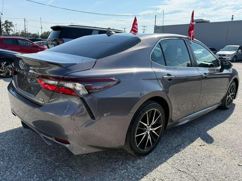 Toyota Camry Vehicle Full-screen Gallery Image 32