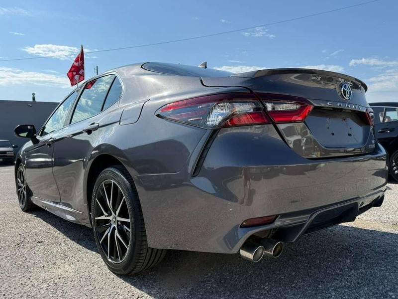 Toyota Camry Vehicle Full-screen Gallery Image 36