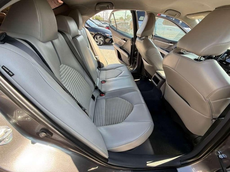 Toyota Camry Vehicle Full-screen Gallery Image 40