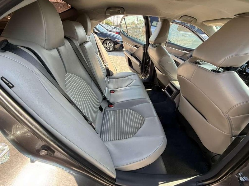 Toyota Camry Vehicle Full-screen Gallery Image 41