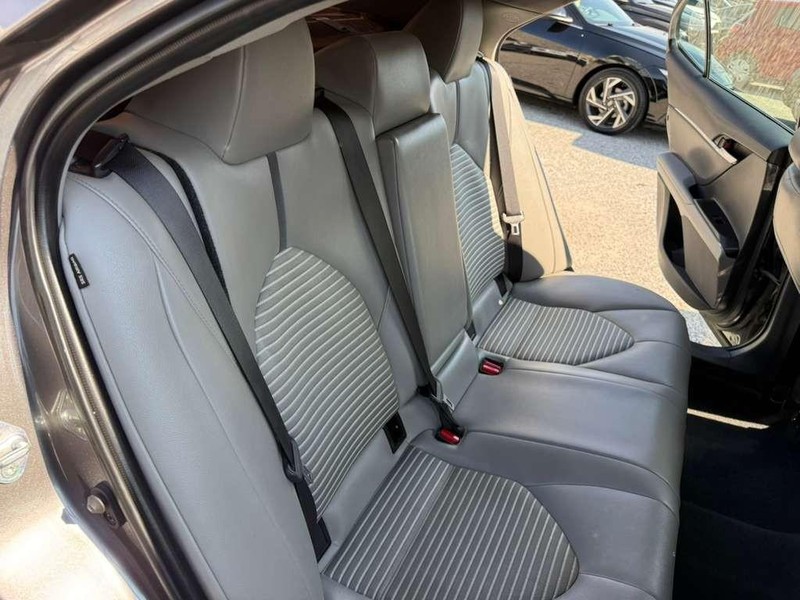 Toyota Camry Vehicle Full-screen Gallery Image 43