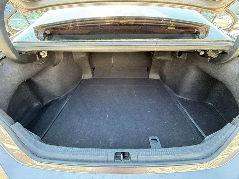 Toyota Camry Vehicle Full-screen Gallery Image 45