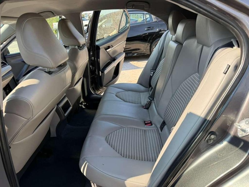 Toyota Camry Vehicle Full-screen Gallery Image 46