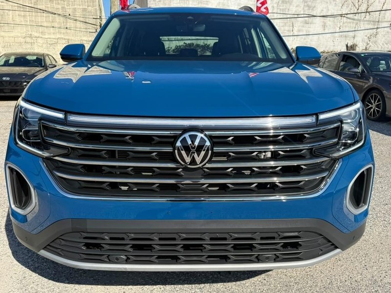 Volkswagen Atlas Vehicle Full-screen Gallery Image 3