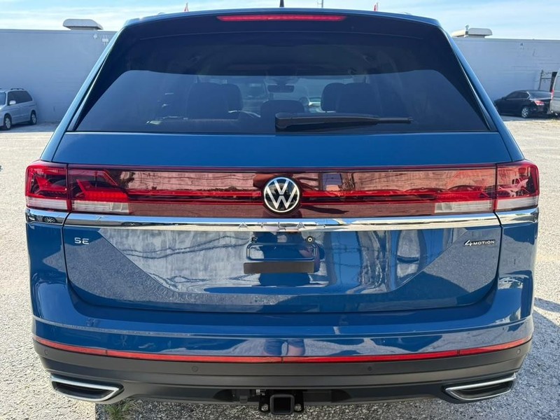 Volkswagen Atlas Vehicle Full-screen Gallery Image 9