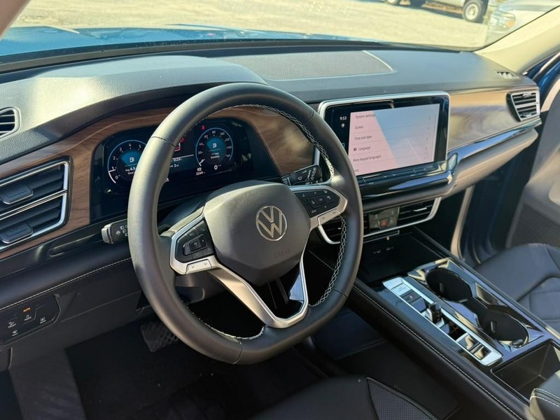 Volkswagen Atlas Vehicle Full-screen Gallery Image 12
