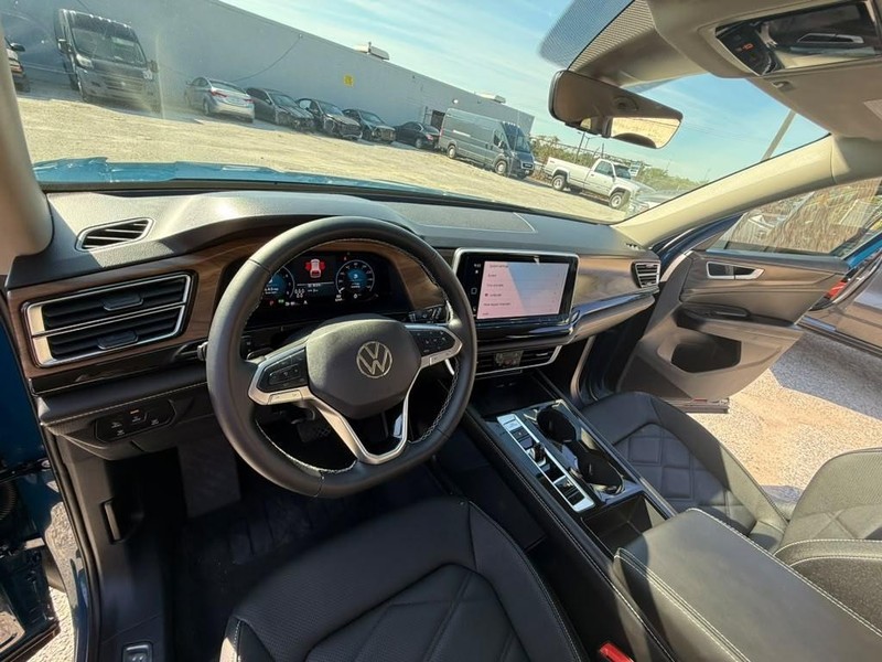 Volkswagen Atlas Vehicle Full-screen Gallery Image 13