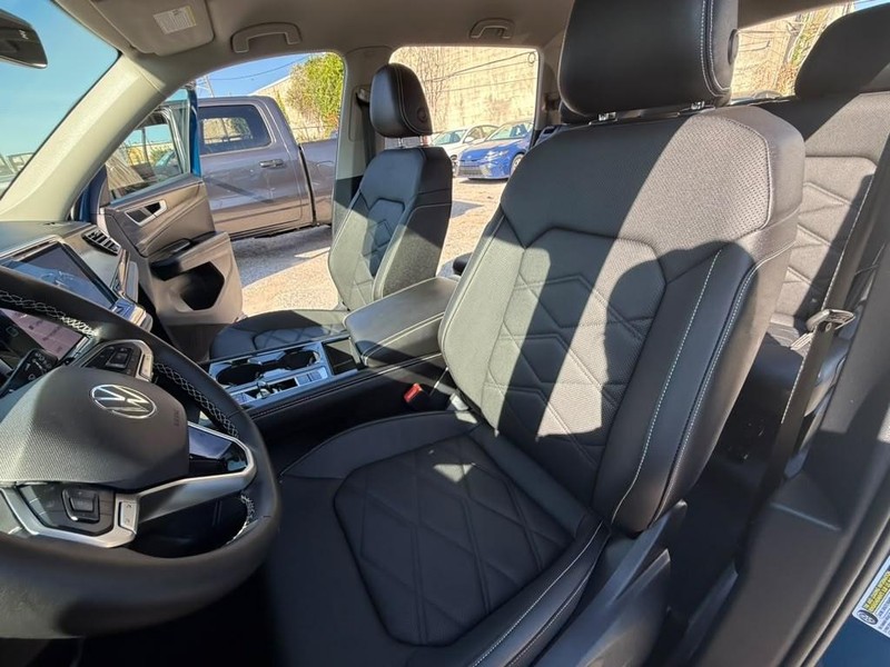 Volkswagen Atlas Vehicle Full-screen Gallery Image 14