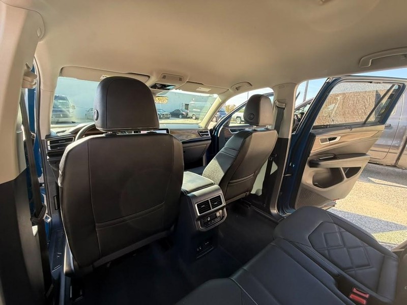Volkswagen Atlas Vehicle Full-screen Gallery Image 16