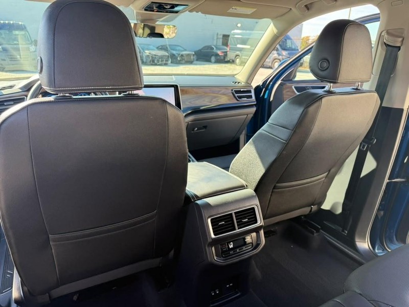 Volkswagen Atlas Vehicle Full-screen Gallery Image 18