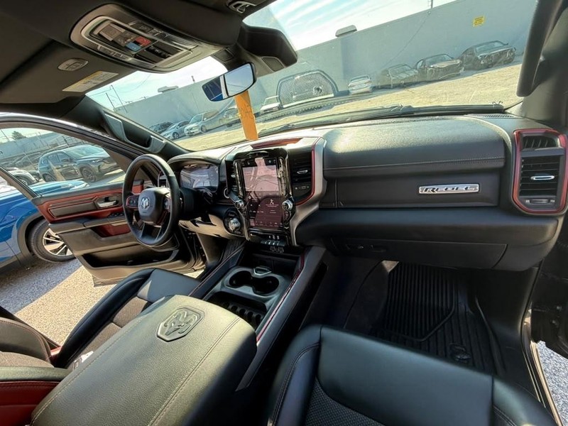Ram 1500 Vehicle Full-screen Gallery Image 12