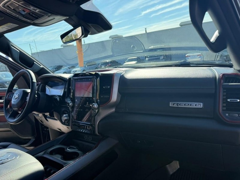 Ram 1500 Vehicle Full-screen Gallery Image 17