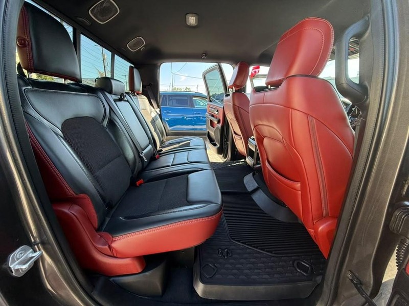 Ram 1500 Vehicle Full-screen Gallery Image 18