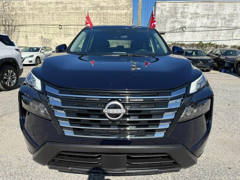 Nissan Rogue Vehicle Full-screen Gallery Image 2