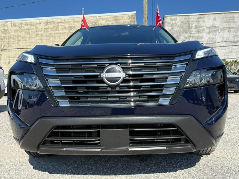 Nissan Rogue Vehicle Full-screen Gallery Image 3