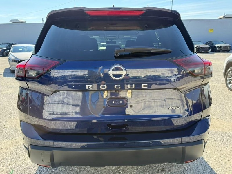 Nissan Rogue Vehicle Full-screen Gallery Image 6