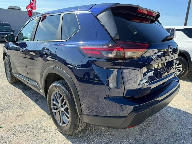 Nissan Rogue Vehicle Full-screen Gallery Image 7