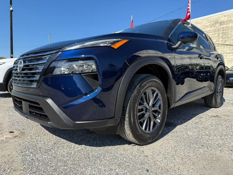 Nissan Rogue Vehicle Full-screen Gallery Image 8