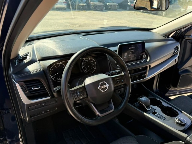 Nissan Rogue Vehicle Full-screen Gallery Image 9