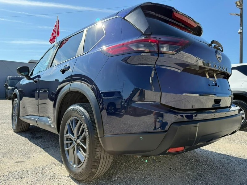 Nissan Rogue Vehicle Full-screen Gallery Image 10