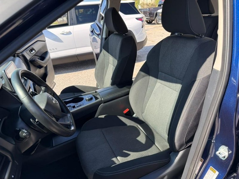 Nissan Rogue Vehicle Full-screen Gallery Image 11
