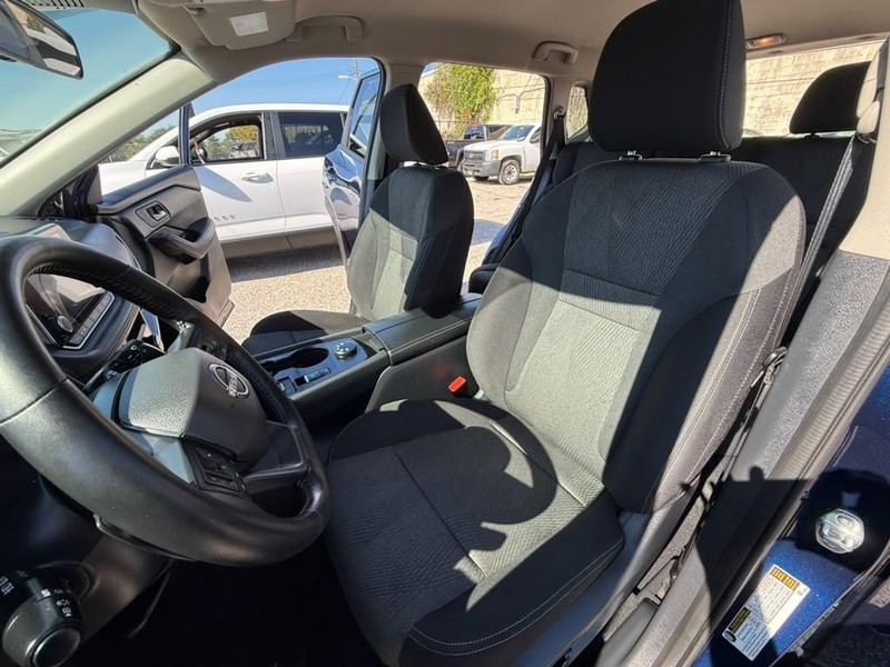 Nissan Rogue Vehicle Full-screen Gallery Image 12
