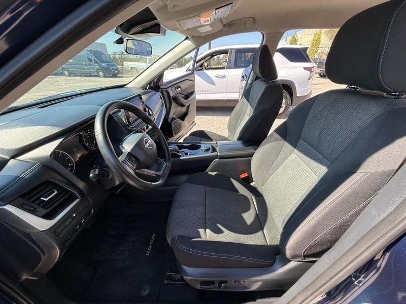 Nissan Rogue Vehicle Full-screen Gallery Image 13