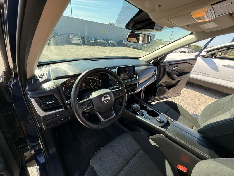 Nissan Rogue Vehicle Full-screen Gallery Image 16