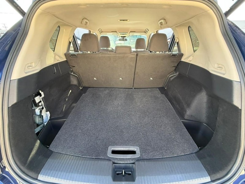 Nissan Rogue Vehicle Full-screen Gallery Image 17