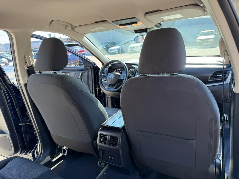 Nissan Rogue Vehicle Full-screen Gallery Image 21