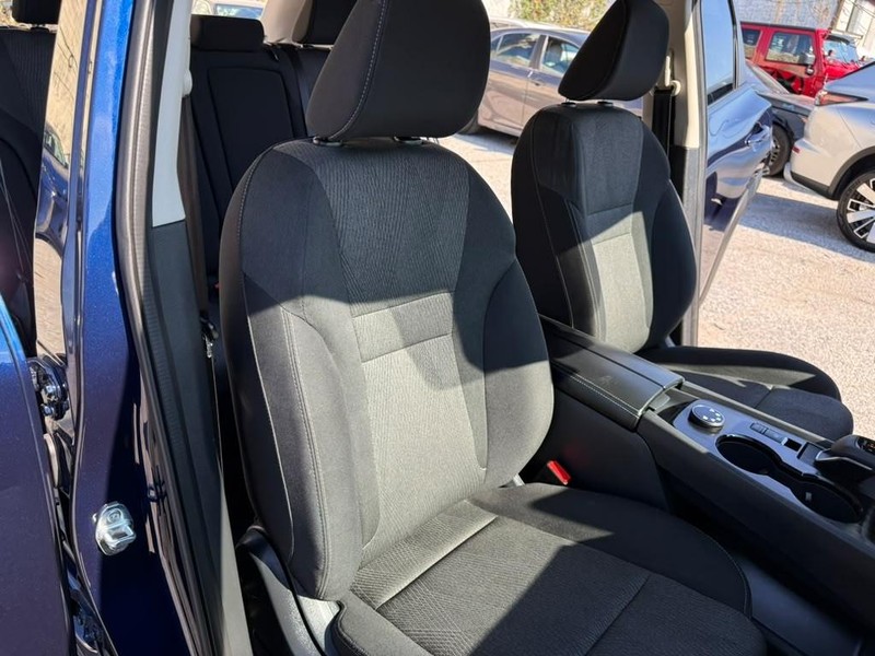 Nissan Rogue Vehicle Full-screen Gallery Image 22
