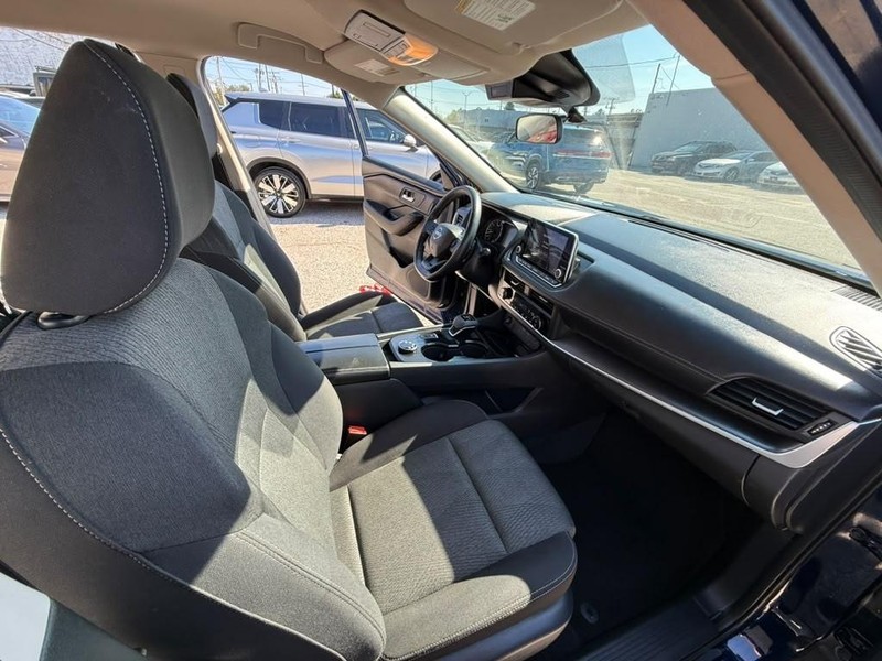 Nissan Rogue Vehicle Full-screen Gallery Image 23