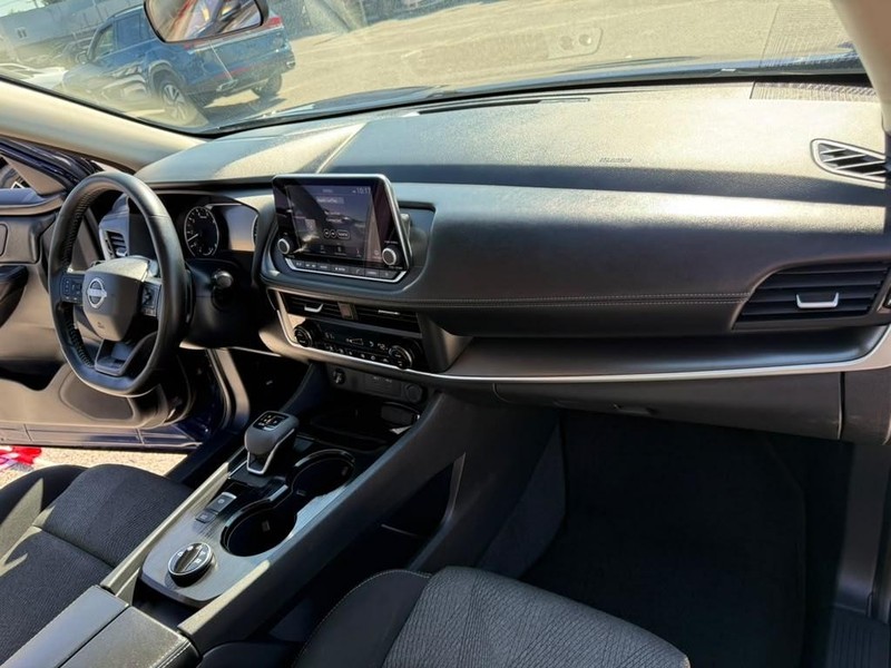 Nissan Rogue Vehicle Full-screen Gallery Image 24