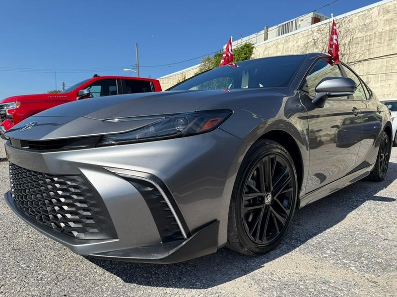 Toyota Camry Vehicle Full-screen Gallery Image 2