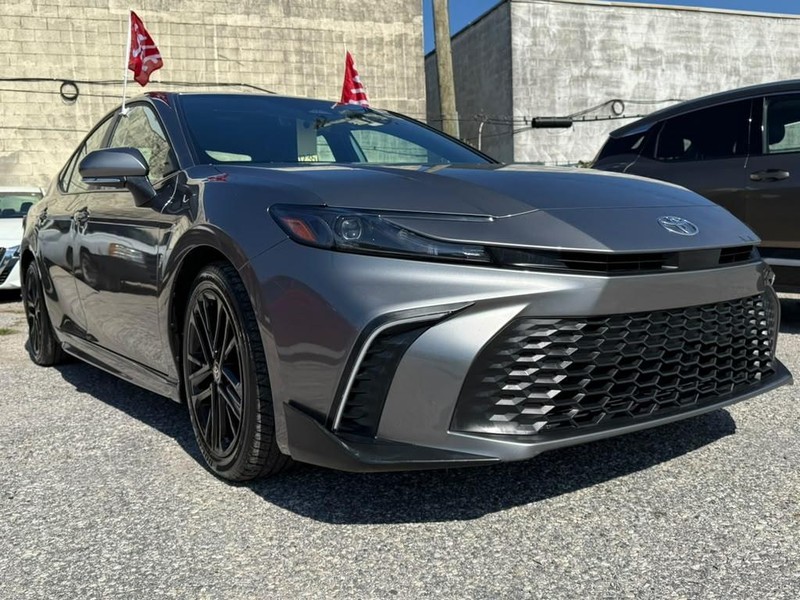 Toyota Camry Vehicle Full-screen Gallery Image 3